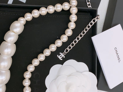 CHAIN BELT IN PEARL AND SILVER METAL