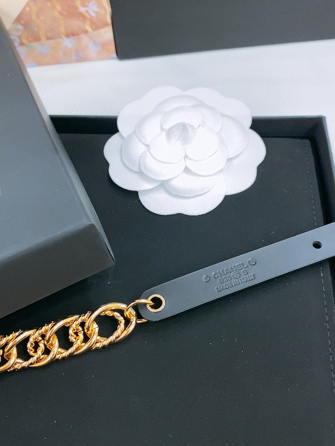 TWISTED GOLD CHAIN BELT IN GOLD METAL BLACK CALFSKIN GOLD BUCKLE