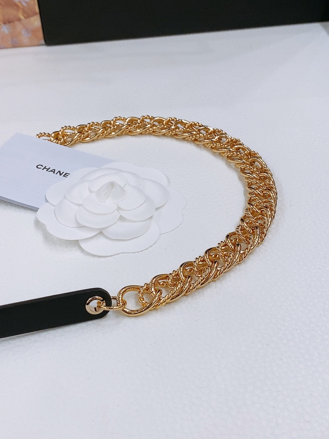TWISTED GOLD CHAIN BELT IN GOLD METAL BLACK CALFSKIN GOLD BUCKLE