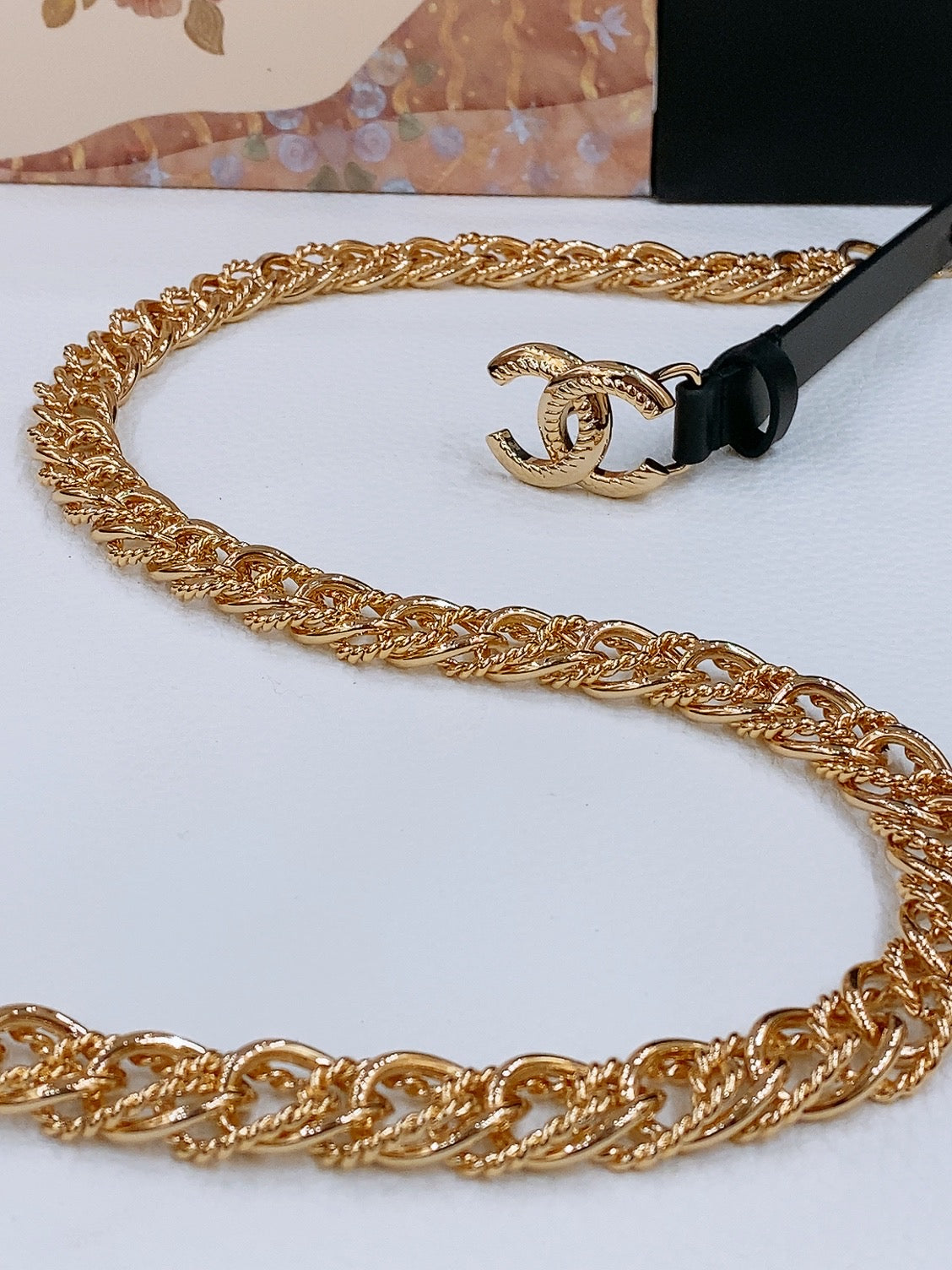 TWISTED GOLD CHAIN BELT IN GOLD METAL BLACK CALFSKIN GOLD BUCKLE